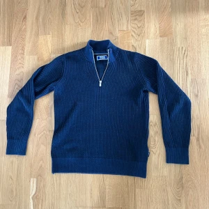 Jack & Jones halfzip🌟 - Riktigt fin halfzip från Jack & Jones🌟. Storlek 152cm. Säljer pga för liten. Använd ofta men är fortfarande väldigt bra skick. Nypris 449kr
