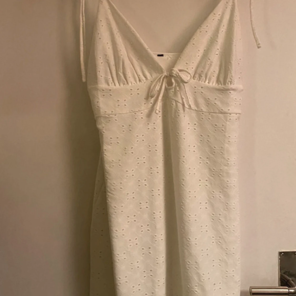 Vit somrig klänning med knyt