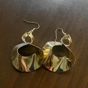 Guldiga örhängen - Så snygga guldiga statement örhängen! Fint skick. 