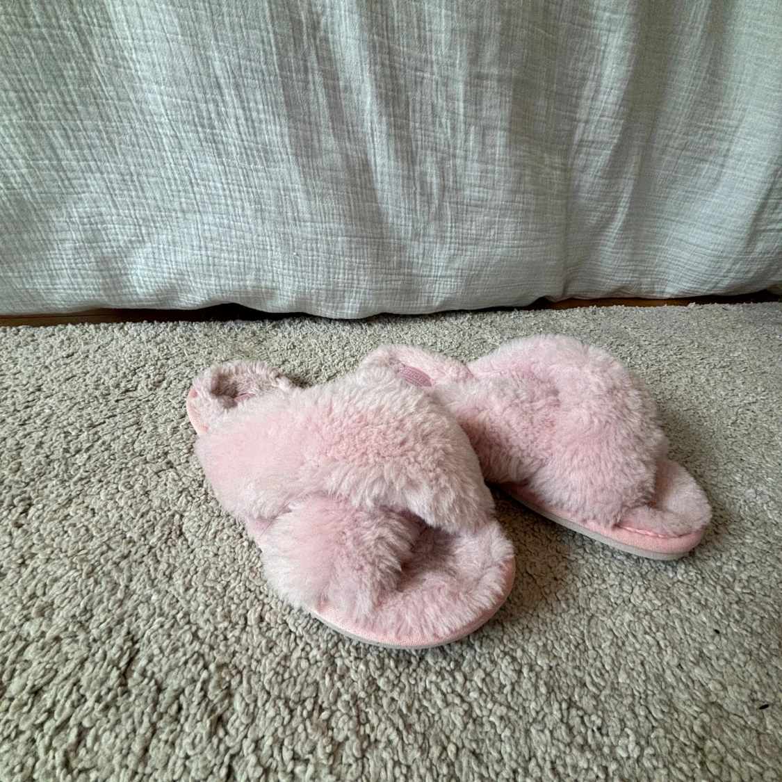 Fluffiga rosa sandaler (SMÅ I STORLEKEN)