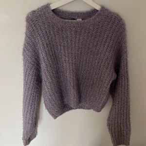 Ljuslila glittrig stickad tröja H&M💓 - Supermjuk och fluffig ljuslila stickad tröja från H&M Divided. Tröjan har glittriga inslag i garnet som ger en extra snygg touch. Långärmad modell med avslappnad passform och rund halsringning. Perfekt för dig som vill sticka ut lite extra. Kontaktar mig vid funderingar, är alltid öppen för prisförslag!