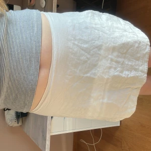 Vit linnekjol från BikBok, stl 38 - Superfräsch vit kortkjol från BikBok i linne. Enkel och clean design med rak passform och hög midja. Perfekt till varma dagar och lätt att matcha med allt. Snygg och stilren vibe!