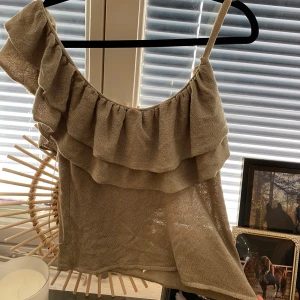 Volangtopp - Super snygg topp från zara perfekt inför sommaren! Använd cirka 1-2ggr