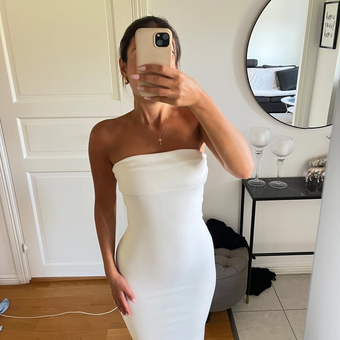 Vit axelbandslös långklänning