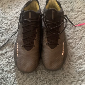 Svarta nike mercurial vapor 15 elite - Jätte bra fotbollskor i modell elite i svart färg med grönt under. Skorna har tyvärr en liten spricka på undersulan och materialet har gått sönder lite på innersida av höger sko men detta har inte märkts eller påverkat prestation överhuvudtaget. Orginal låda och påse tillföljer inte.