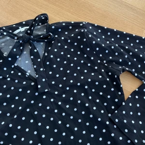 Vintage tröja - Prickig tröja från Jackie, och med snygg knytning i halsen🖤storlek L men mer S!