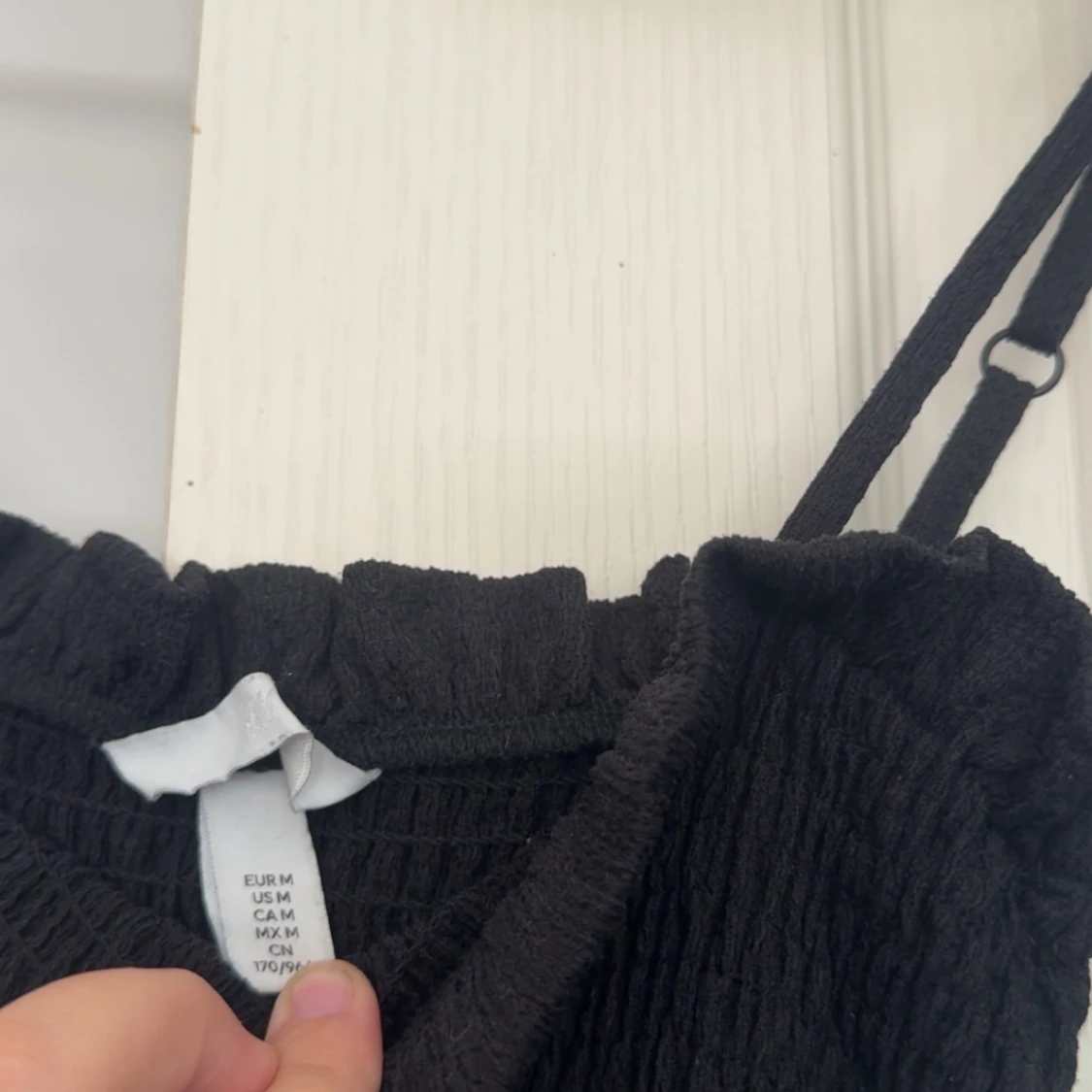 Svart smockad långklänning med volang - 2