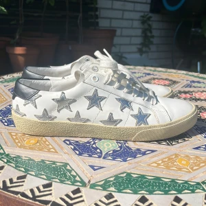 Saint Laurent skor - Hej, säljer nu ett par riktigt snygga Saint Laurent skor i väldigt bra skick. Skorna är i storlek 39 men skulle säga att dom passar storlek 39/40.  Vid frågor och funderingar är det bara att höra av sig.                                                                                                Inget og följer med tyvärr.