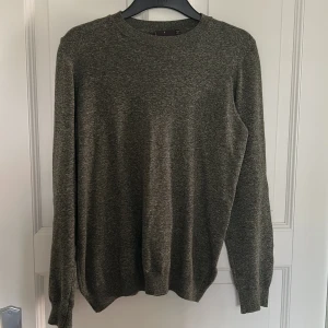 Oscar Jacobson sweatshirt - Säljer denna sweatshirt från Oscar Jacobson i olivgrön. Den är i fint skick och storlek S. Mitt pris 299kr.