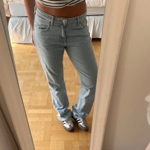 Ljusblå jeans straight fit - Säljer ett par jeans i ljusblå tvätt. De har rak passform, normal midja och femficksdesign. Perfekta för en chill och avslappnad stil.