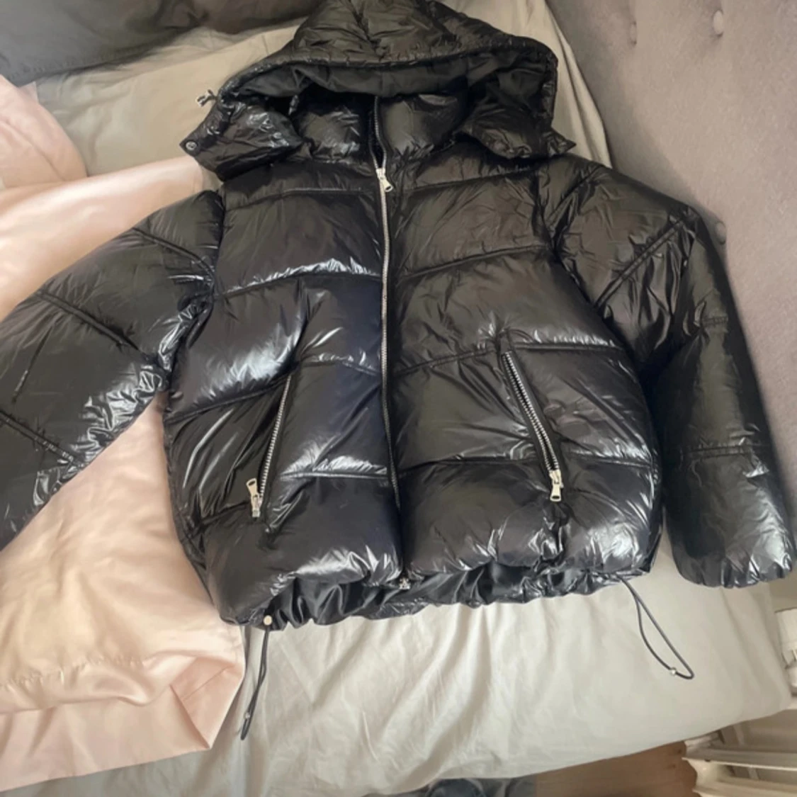 Svart pufferjacka med huva - 1