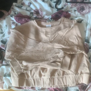 Beige croppad sweatshirt från Zara - Säljer en beige croppad sweatshirt från zara. Det är en magtröja
