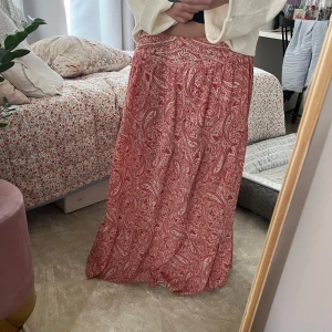 Långkjol Zara - Väldigt fin röd långkjol från Zara med vita mönstrad detaljer❣️❣️❣️Pärlor vid magen❣️