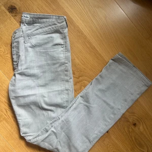 Acne jeans - Ett par grå acne jeans med straight fit