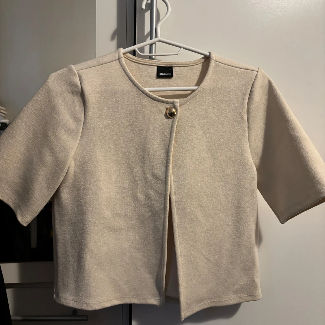Beige cardigan topp från Gina Tricot