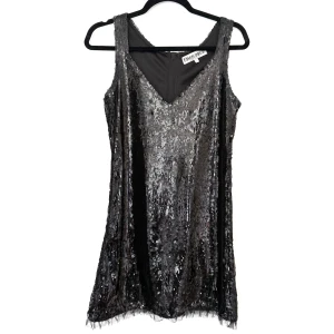 Svart paljettklänning från Fashionmod - Glittrig svart kortklänning från Fashionmod, täckt med paljetter och med v-ringning fram. Klänningen är ärmlös och har dragkedja i ryggen. Perfekt för dig som vill sticka ut med en riktigt festlig look.