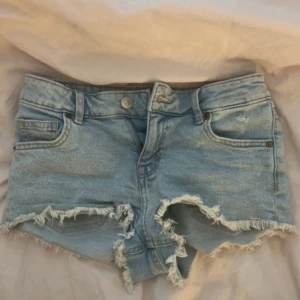 Lågmidjade shorts  - Lågmidjade shorts i storlek 32 från hm, knappt märkbart missfärgade längst upp på fickorna!🥰