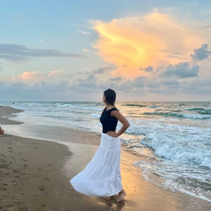 Svart luftig half-off shoulder top.  - Lent och stretchigt material. Perfekt för sommarn.