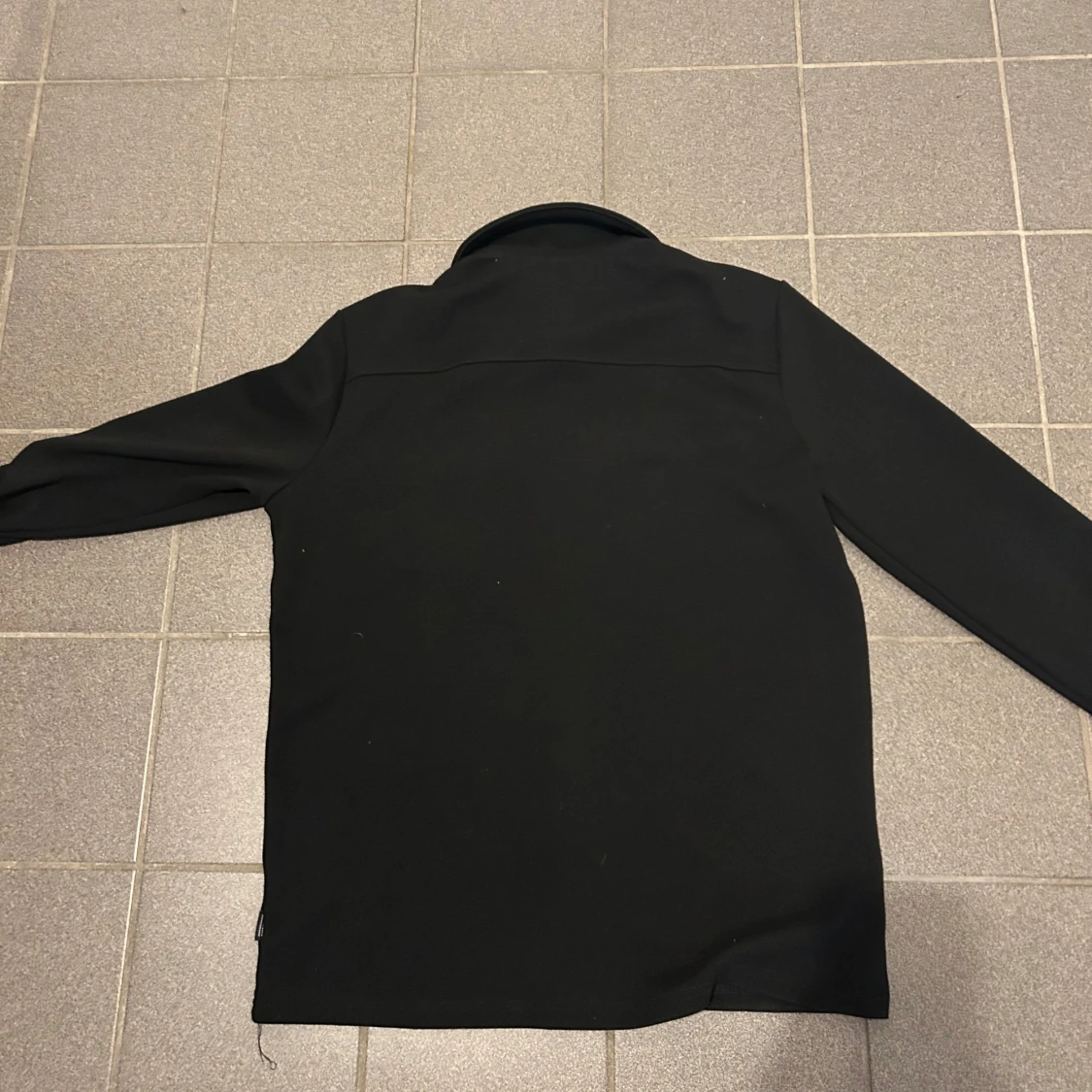Svart overshirt med knappar - 1
