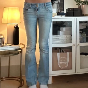 Ljusblå low waist bootcut jeans from bershka!! - Säljer ett par ljusblå lite washed denim jeans med två knappar från bershka. ( jag är 173 ). Super fina!!! 
