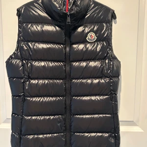 Moncler väst - Äkta moncler väst, etiketten finns kvar och beställd från wakakuu. 