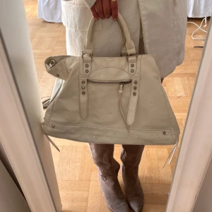 Snygg trendig vit väska - Snygg vit väska från NAKD, som passar perfekt som både handväska och skolväska.💕