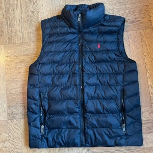 Ralph Lauren väst i storlek Xs  - Ralph Lauren bäst i bra skick det står att den är storlek L men skulle tipsa på storlek xs