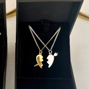 Arrow heart necklace  - Två matchande silver och guld  halsband med delade hjärthängen – perfekta att dela med en vän eller partner. Halsbanden är 100 % rost- och nickelfria. Kedjorna är 40 cm långa men kan förlängas med ytterligare 5 cm. Hör gärna av dig om du har några frågor ☺️