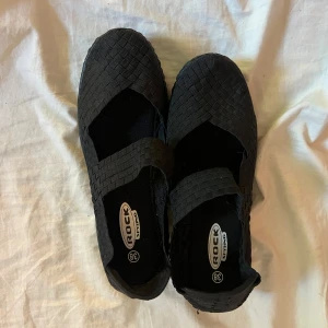 Svarta Rock Spring ballerinaskor med platåsula - Svarta ballerinaskor från Rock Spring med flätad ovandel och bred resår över foten. Är jättefina och passar bra till allt.