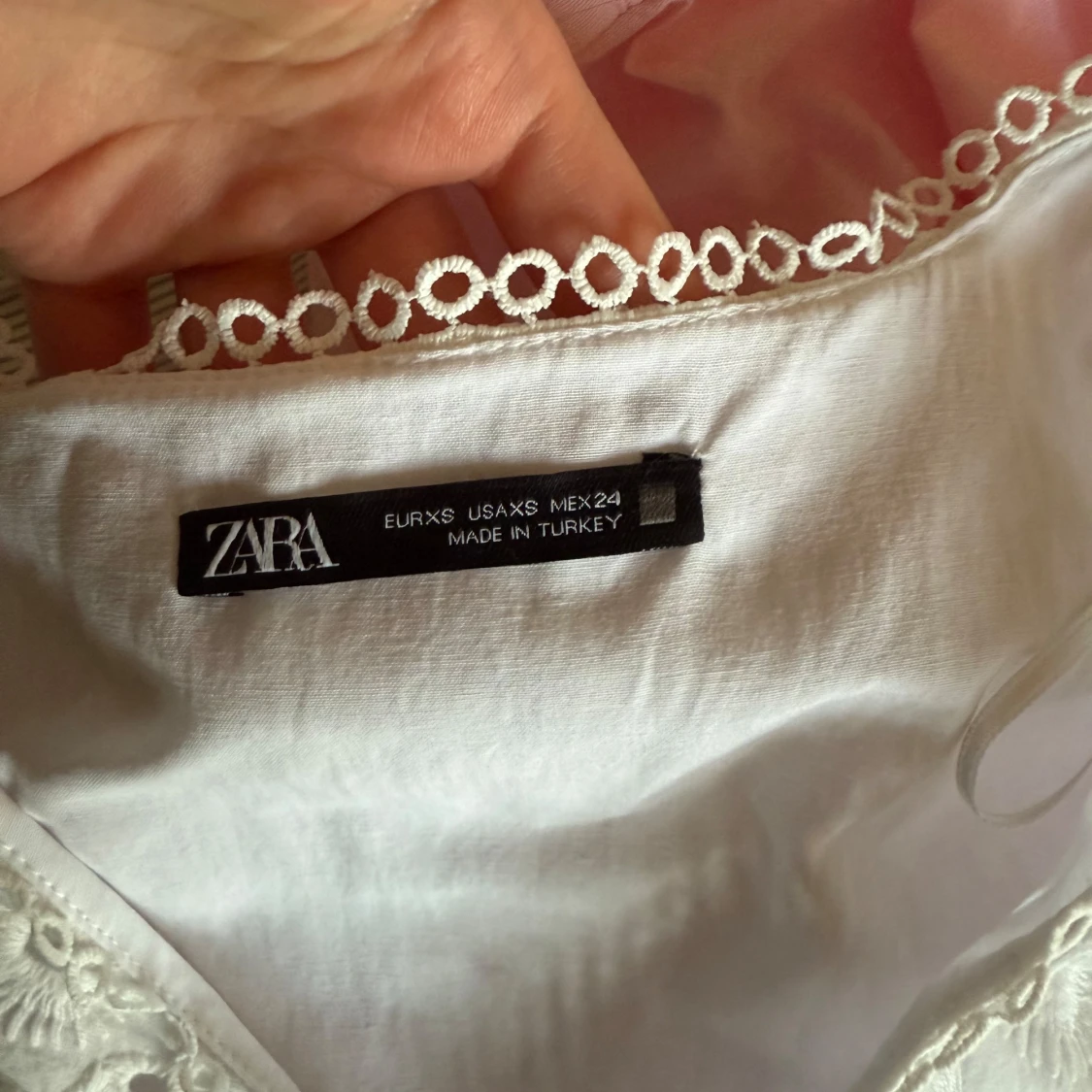 Vit broderad klänning från Zara - 3