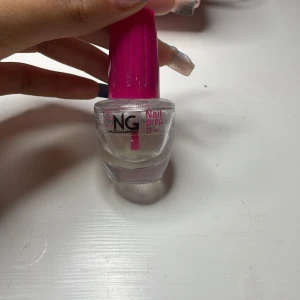 NG Nail Prep 15 ml - NG Nail Prep från Nagelgiganten, 15 ml. Kommer i en genomskinlig glasflaska med rosa skruvkork och penselapplikator. Perfekt för att förbereda naglarna inför manikyr eller gelé. Enkel att använda och ger en fräsch känsla till naglarna.