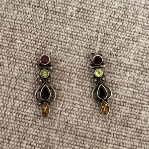 Örhängen vintage silver - Silver örhängen vintage stil. Har 925 stämpel. Misstänker äldre modell från Pilgrim. Fina färgade stenar i olika färger. Mycket fint skick!  Längd ca 3.5 cm.