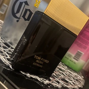 Tom Ford Noir Extreme parfym - Tom Ford Noir Extreme är en lyxig parfym i en elegant svart glasflaska med guldigt räfflat lock. Flaskan har en stilren, fyrkantig form och texten är i guld. Doften är känd för sina varma, kryddiga och sensuella toner.säljer den då jag rensar min parfym kollektion av dom jag inte använder .