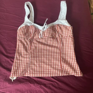 Topp  - Gullig topp. Lite lätt missfärgad på sidorna. Med dragkedja på båda sidorna. 