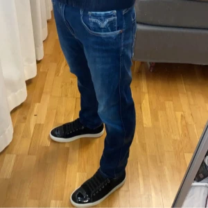 Replay anbass jeans - Tjena! säljer dessa mörkblåa replay anbass jeans i storlek 30/30. Jeansen är i modellen slim fit och har en unik och snygg tvätt. Skicket är 9/10, har använts några få gånger bara och de har inga defekter eller skador. Jag på bilden är 176 och väger 62kg och de passar perfekt. Tveka inte att höra av dig om du har några frågor!