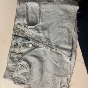 Jeans kjol - Säljer denna kjol då den ej används, den är high waist egentligen men är avklippt så att den ska bli kortare och low waist, men då sitter väldigt tight runt höfterna nu istället💕💕så skulle inte rekommendera om du har stora höfter💕💕