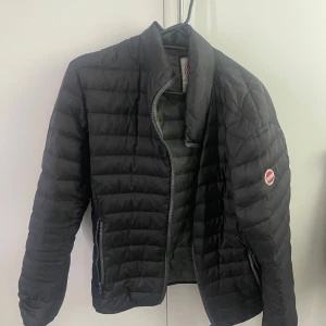 Colmar Jacka - En snygg tunn jacka från colmar som är perfekt vid lite svalare väder. Jackan är i helhet bra skick men har en defekt på armen som visas i bild 2. Orginalpriset är runt 2200 kronor mitt är 1099:-