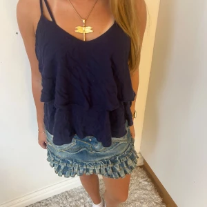 Mörkblå volangig linnetopp💖💖🥹 - Sååå sjukt najs