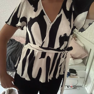 Mönstrad topp🤍 - Jättefin mönstrad topp!!🤍 Perfekt till sommaren!! Aldrig använd, skriv för frågor☺️☺️