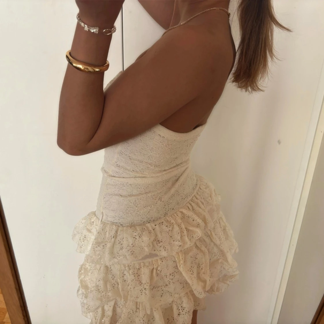 Spetsklänning med volanger  - 2