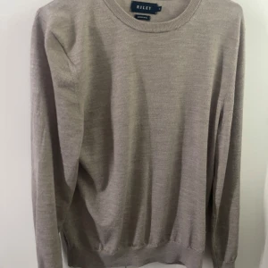 Beige merinoulltröja från Riley - Snygg beige tröja från Riley i mjuk merinoull. Storlek M men ganska liten i storleken och för liten för mig som är 185 och väger ~75. Orginalpris är 800kr mitt pris 499:-