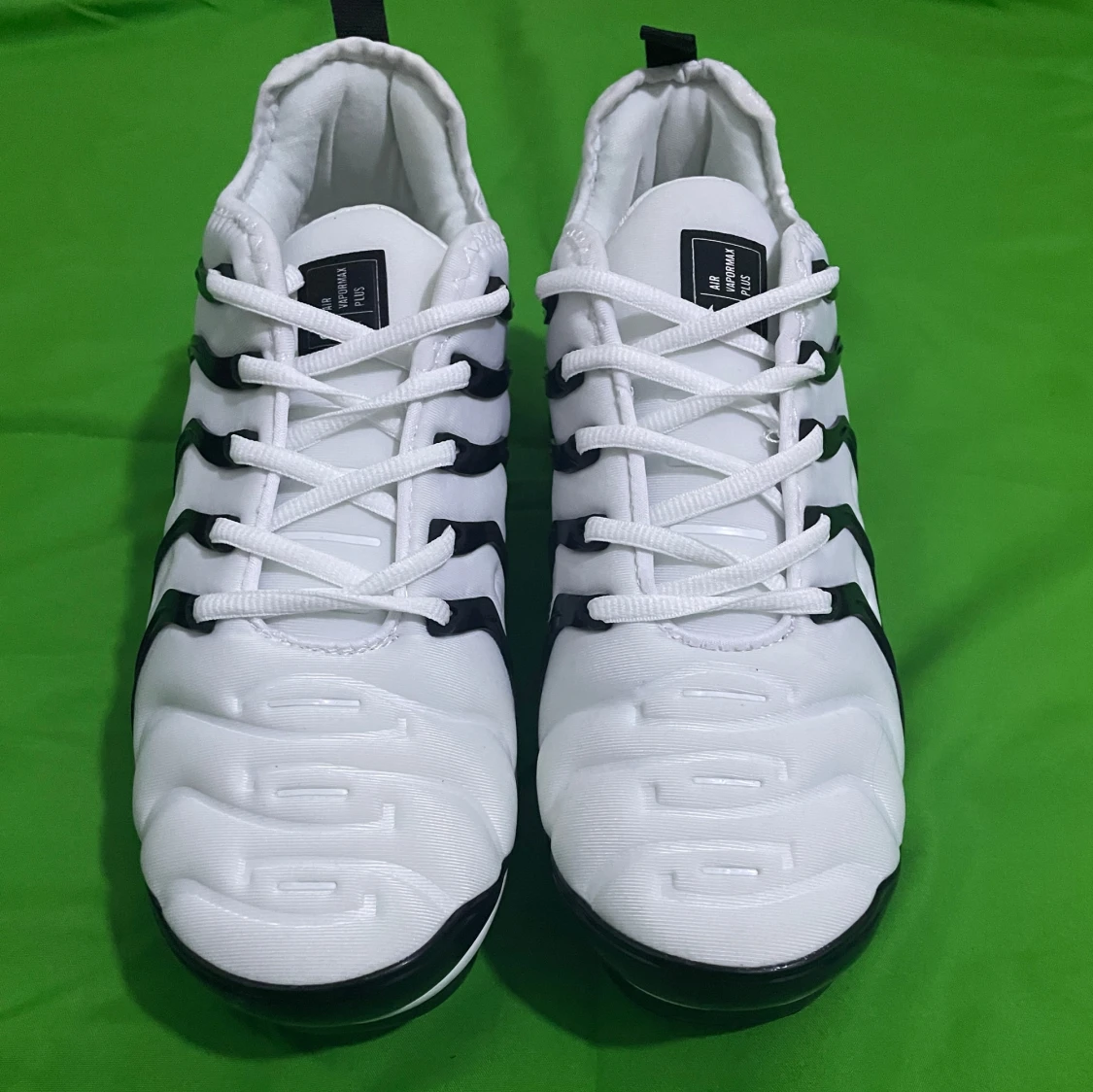 Svartvita sneakers med snörning - 2