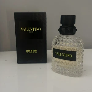 Valentino Uomo Born In Roma Yellow Dream - Valentino Born In Roma Yellow Dream med ungefär 3/4 kvar. 