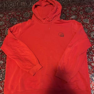 Röd hoodie  - Säljer en röd hoodie väldigt skön och i bra skick! 130 cm i byst