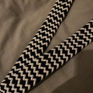 Flätat skärp - Flätat skärp, märke okänt, skick 9/10, längd 105cm. Vid frågor osv bara att skriva!