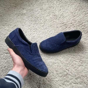 Bottega Veneta loafers skor - Säljer ett par Bottega Veneta skor som är i storlek 41 men sitter som 41,5-42! Skorna har defekt som syns på sista bilden. Därför är priset billigt! 