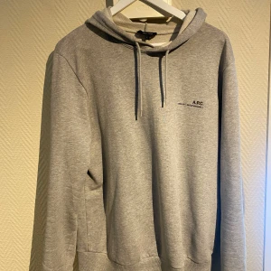 Apc hoodie - Tjena! Säljer nu min sjukt snygga Apc hoodie i väldigt bra skick då den endast är använd ett fåtal gånger. Storlek L. Nypris ca 3000, mitt pris 1499. Hör gärna av dig vid minsta fundering:)