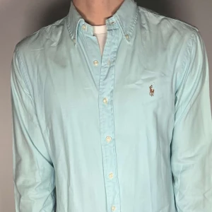 Ralph lauren skjorta - En riktig snygg och trendig Ralph lauren skjorta i fint skick, storlek M, slimfit, vid frågor är de bara att skriva // Gramenti 