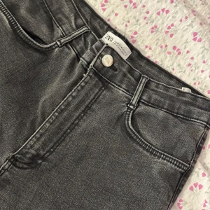 Grå skinny jeans från Zara - Snygga grå skinny jeans från Zara med klassisk femficksdesign och hög midja. Jeansen har en stilren tvättad look och är perfekta till både sneakers och boots. Materialet är mjukt och stretchigt för extra komfort.