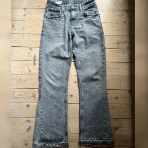 Zara flared jeans - Gråa Zara flared jeans i mycket bra skick (litet märke på baksidan som säkert kan tvättas). Storlek S/36. 